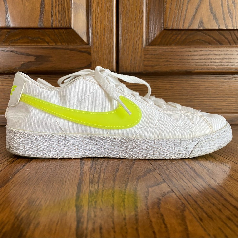 Nike White Low-Top Sneakers with Neon Yellow Swoosh - 6.5 Youth